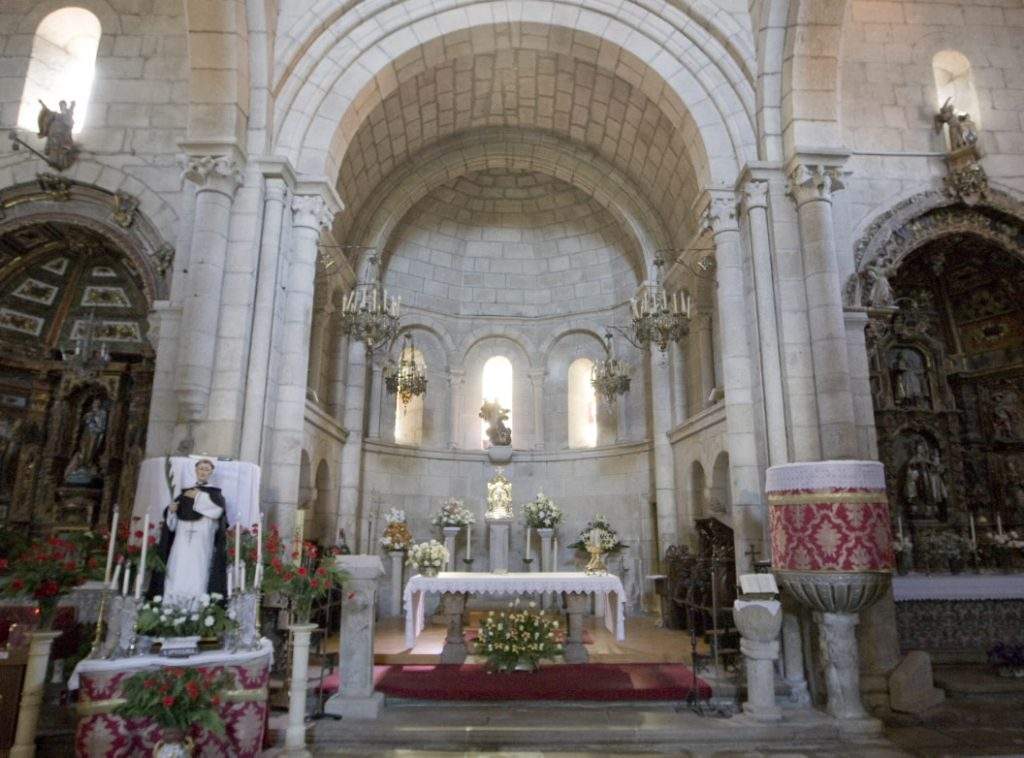 Colegiata de Santa María de Xunqueira de Ambía (Xunqueira de Ambía)